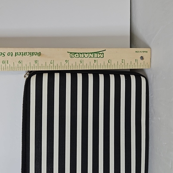 Kate Spade  New York  padded Laptop/ Tablet Case Black and White  Strip  Pre- - Picture 5 of 6